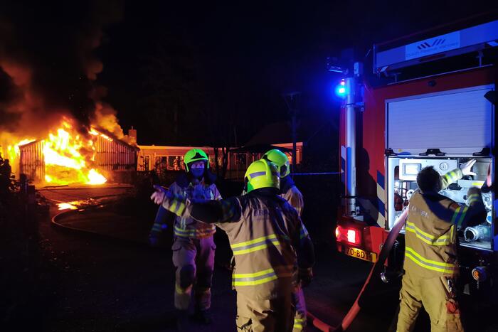 Uitslaande brand legt schuur in de as