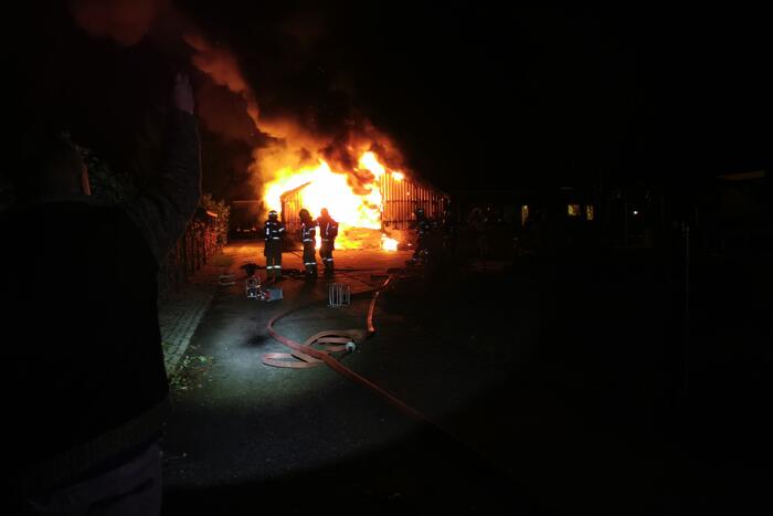 Uitslaande brand legt schuur in de as