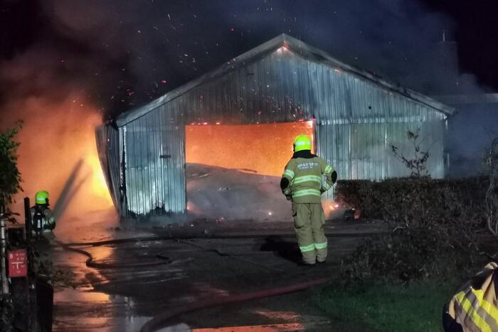 Uitslaande brand legt schuur in de as