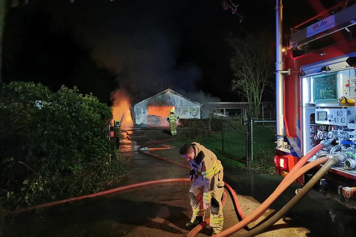 Uitslaande brand legt schuur in de as