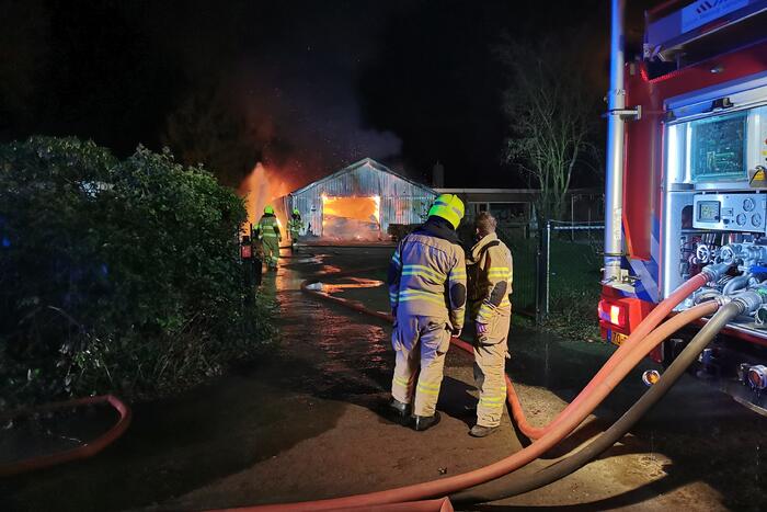Uitslaande brand legt schuur in de as