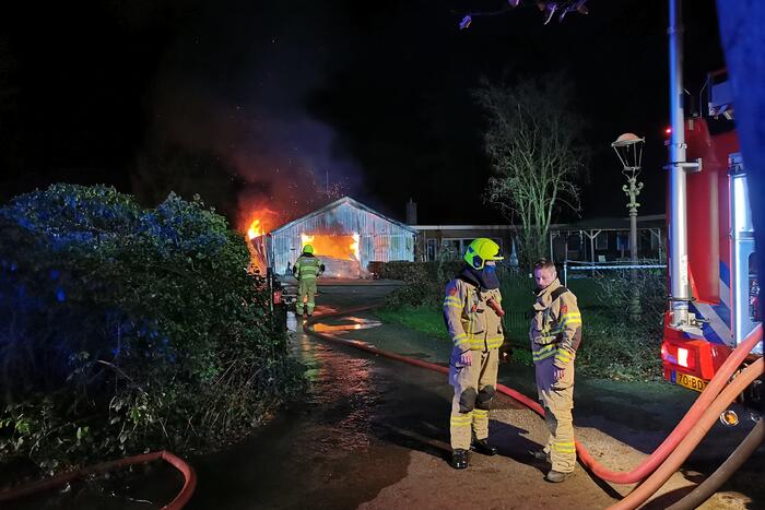 Uitslaande brand legt schuur in de as