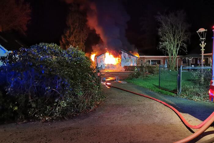 Uitslaande brand legt schuur in de as