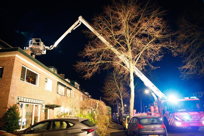 Brand in schoorsteen trekt aandacht van veel buurtbewoners