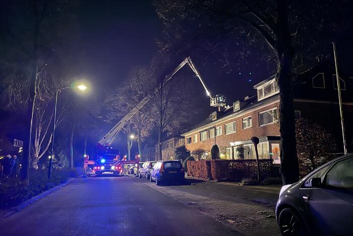 Brand in schoorsteen trekt aandacht van veel buurtbewoners