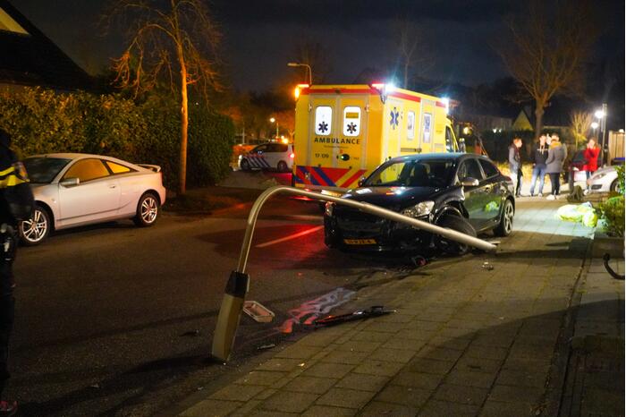 Auto vliegt uit de bocht en komt tegen lantaarnpaal tot stilstand