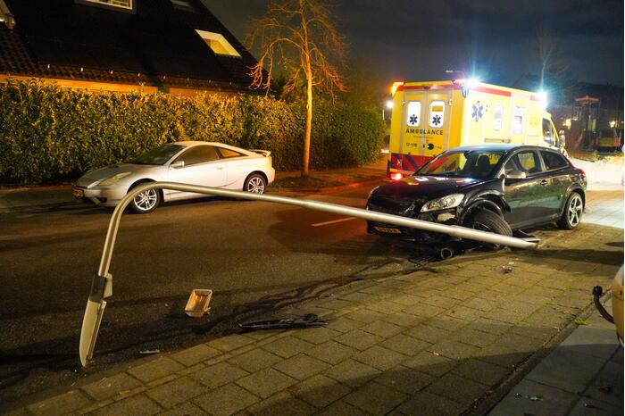 Auto vliegt uit de bocht en komt tegen lantaarnpaal tot stilstand