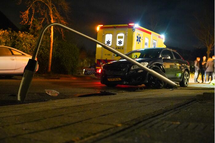 Auto vliegt uit de bocht en komt tegen lantaarnpaal tot stilstand