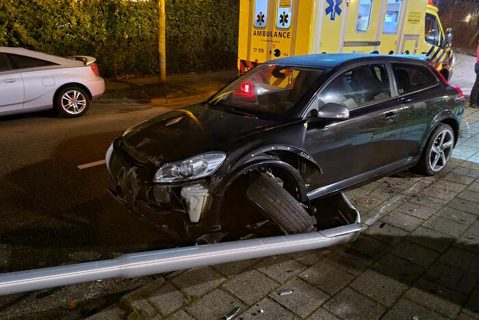 Auto vliegt uit de bocht en komt tegen lantaarnpaal tot stilstand