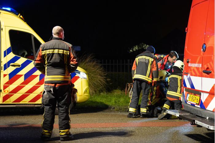 Auto raakt van de weg en belandt in de greppel
