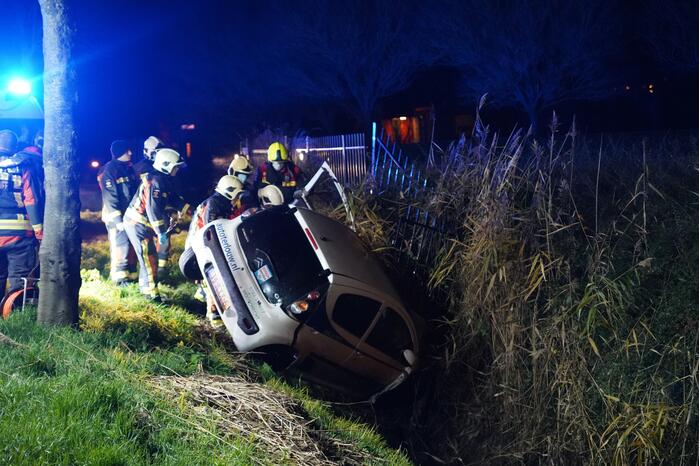 Auto raakt van de weg en belandt in de greppel