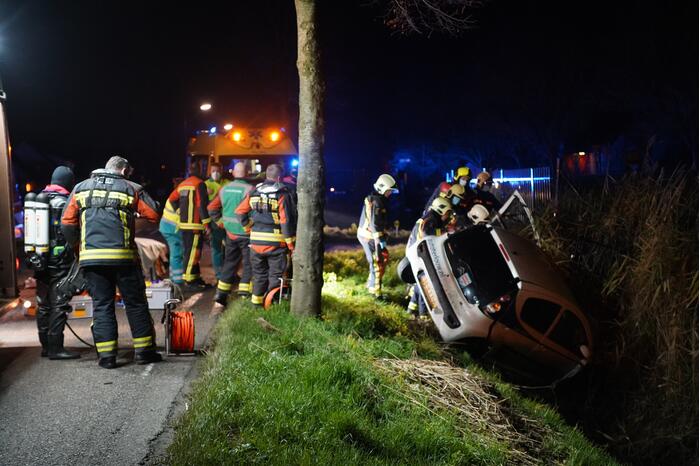 Auto raakt van de weg en belandt in de greppel