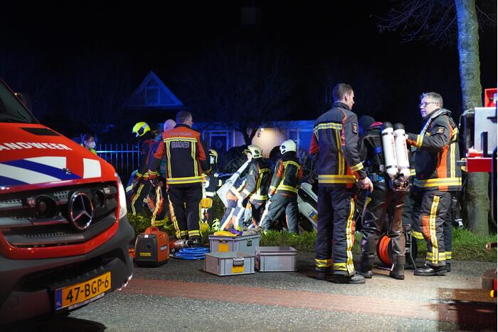 Auto raakt van de weg en belandt in de greppel