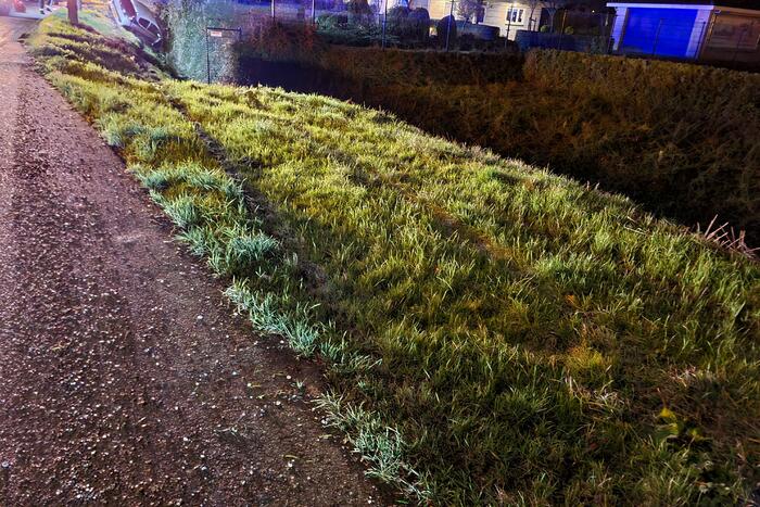 Auto raakt van de weg en belandt in de greppel