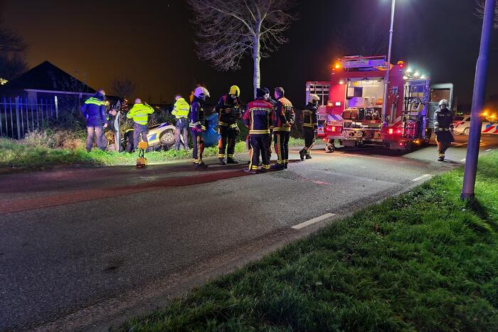 Auto raakt van de weg en belandt in de greppel