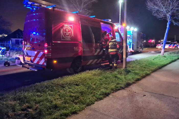 Auto raakt van de weg en belandt in de greppel