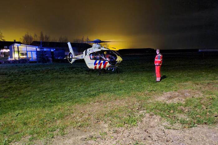 Auto raakt van de weg en belandt in de greppel