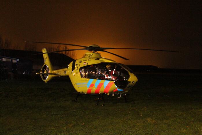 Auto raakt van de weg en belandt in de greppel