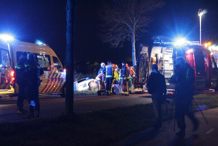 Auto raakt van de weg en belandt in de greppel