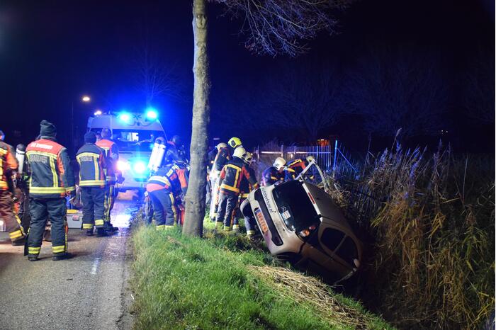 Auto raakt van de weg en belandt in de greppel