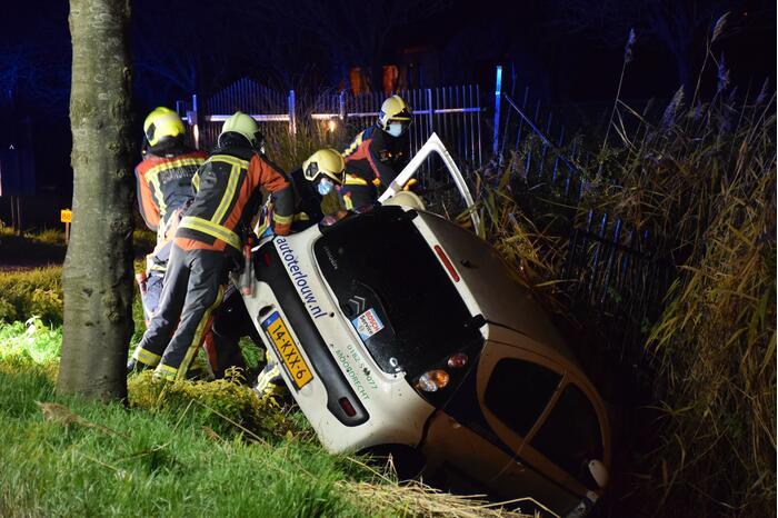 Auto raakt van de weg en belandt in de greppel