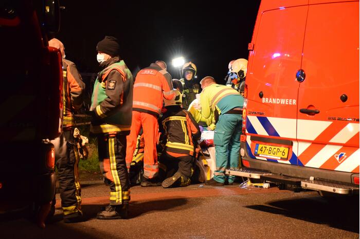 Auto raakt van de weg en belandt in de greppel