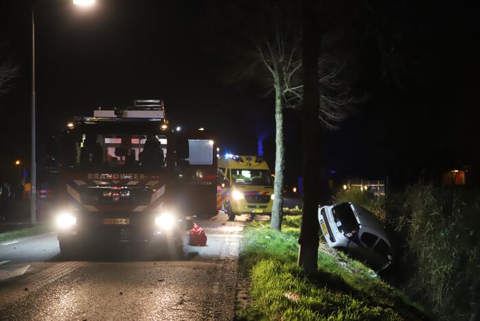 Auto raakt van de weg en belandt in de greppel