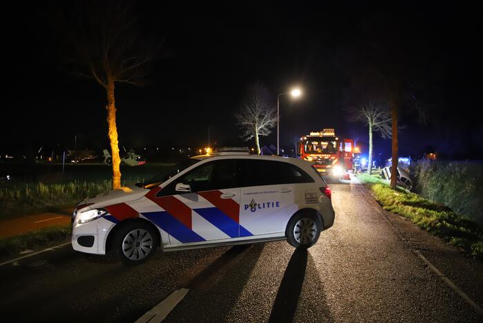 Auto raakt van de weg en belandt in de greppel