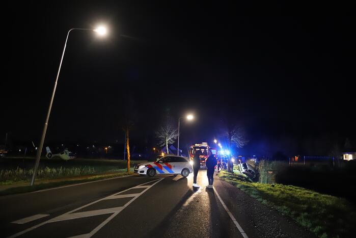 Auto raakt van de weg en belandt in de greppel