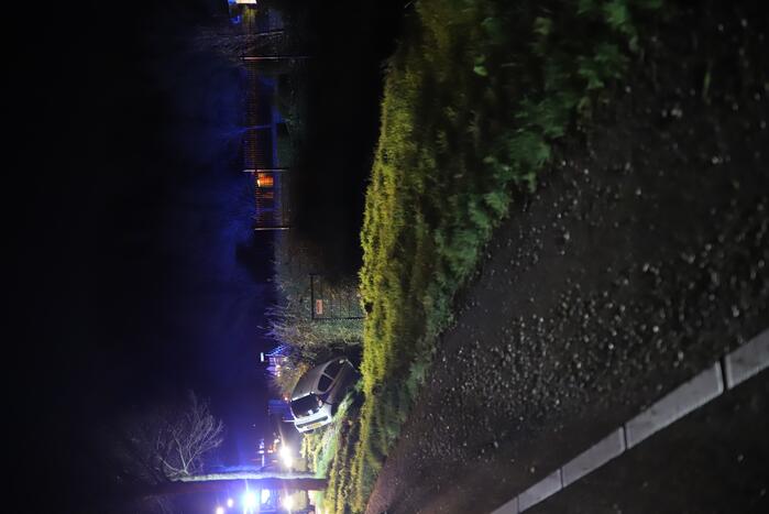 Auto raakt van de weg en belandt in de greppel