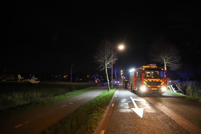 Auto raakt van de weg en belandt in de greppel