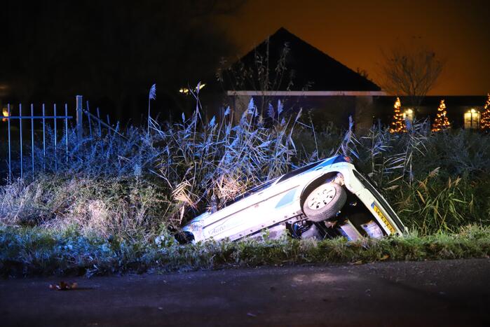 Auto raakt van de weg en belandt in de greppel