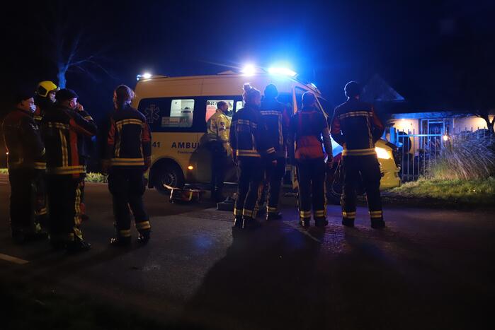 Auto raakt van de weg en belandt in de greppel