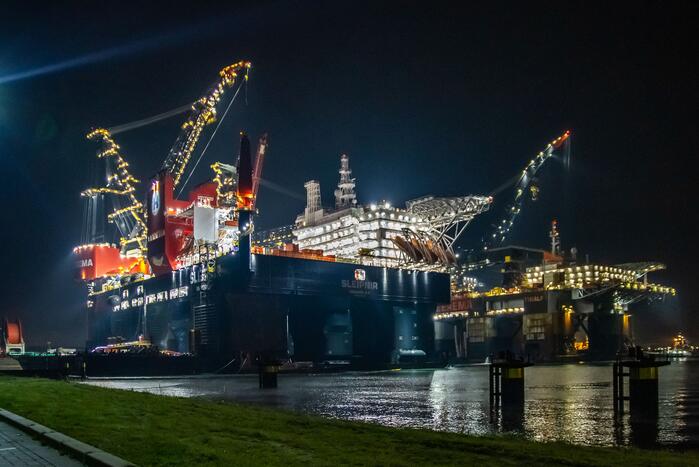 Diepwater-constructieschip Thialf arriveert op de Landtong