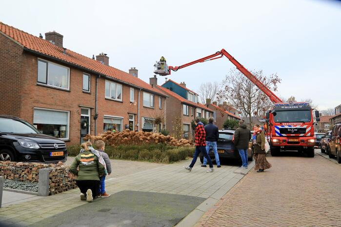 Brandweer blust brand in schoorsteen