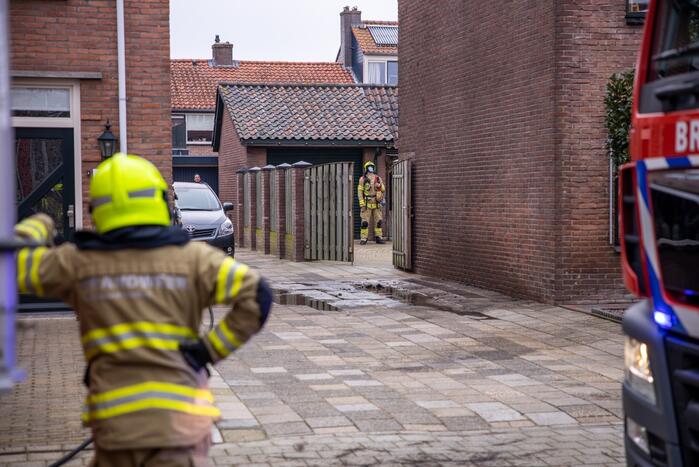 Brandweer blust brand in schoorsteen