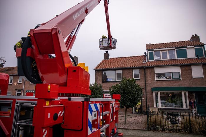 Brandweer blust brand in schoorsteen