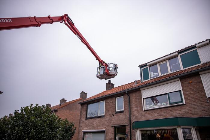 Brandweer blust brand in schoorsteen