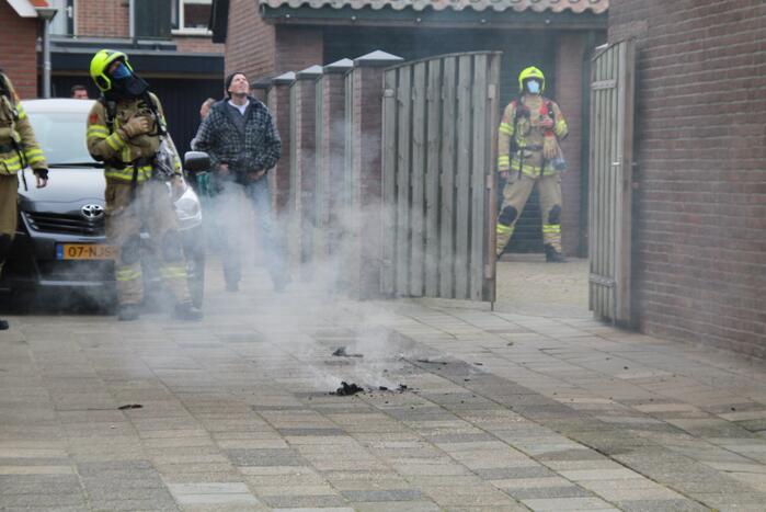 Brandweer blust brand in schoorsteen