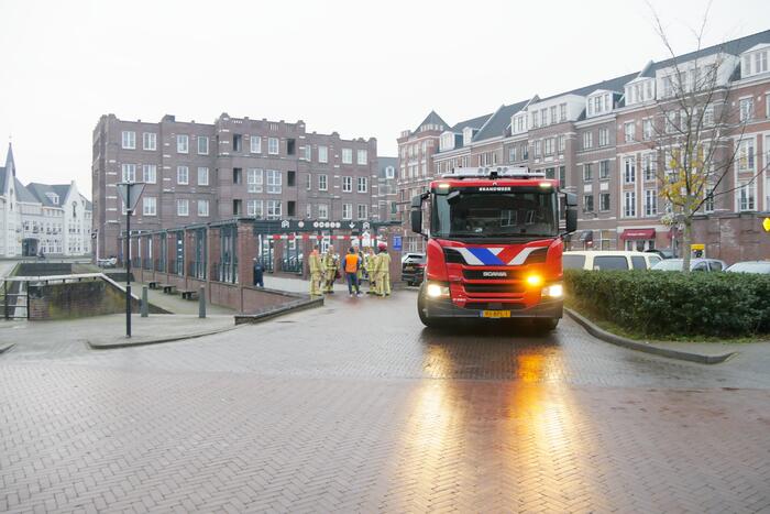 Rokende auto laat brandalarm afgaan in parkeergarage