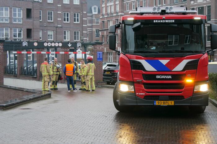 Rokende auto laat brandalarm afgaan in parkeergarage