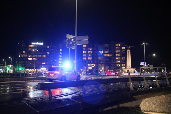 Meerdere auto's botsen op rotonde