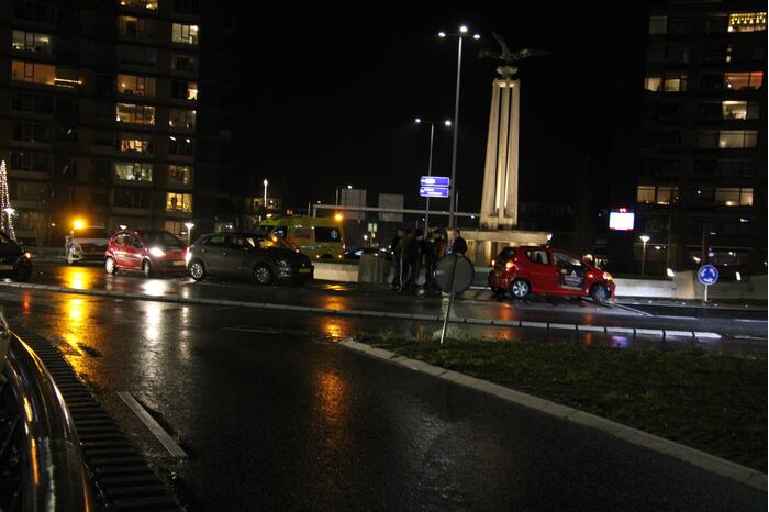 Meerdere auto's botsen op rotonde