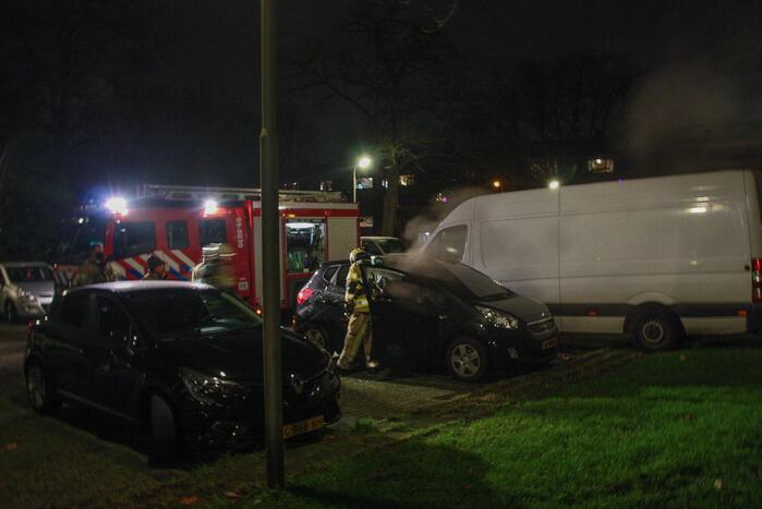 Geparkeerde auto vat vlam onder dashboard