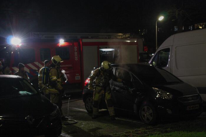 Geparkeerde auto vat vlam onder dashboard