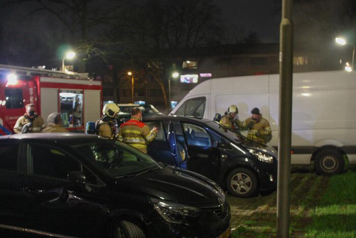 Geparkeerde auto vat vlam onder dashboard