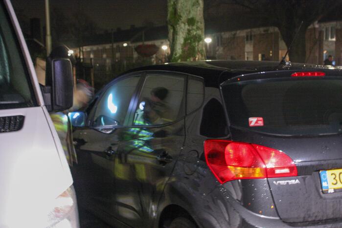 Geparkeerde auto vat vlam onder dashboard