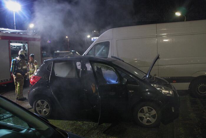 Geparkeerde auto vat vlam onder dashboard