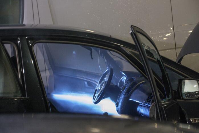 Geparkeerde auto vat vlam onder dashboard