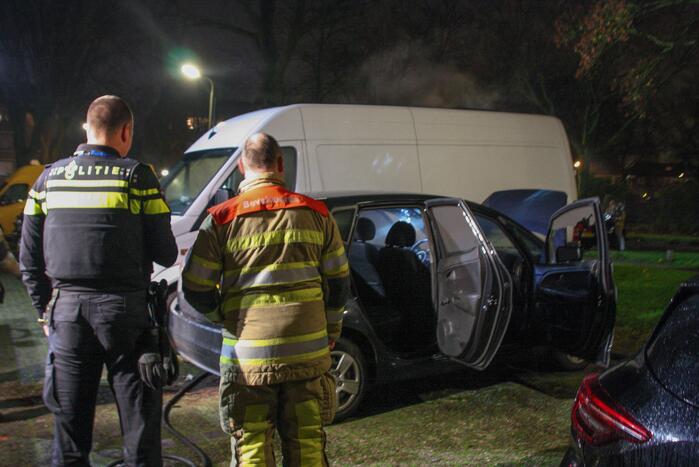 Geparkeerde auto vat vlam onder dashboard